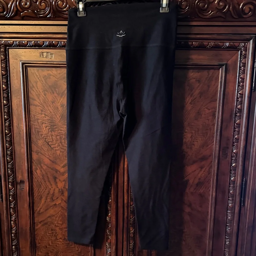 Beyond Yoga Black High-Waisted Cropped Leggings - Picture 3 of 5